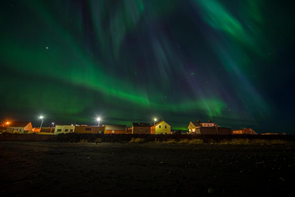 una imagen de la aurora boreal en el cielo en Guesthouse Kiljan, en Blönduós