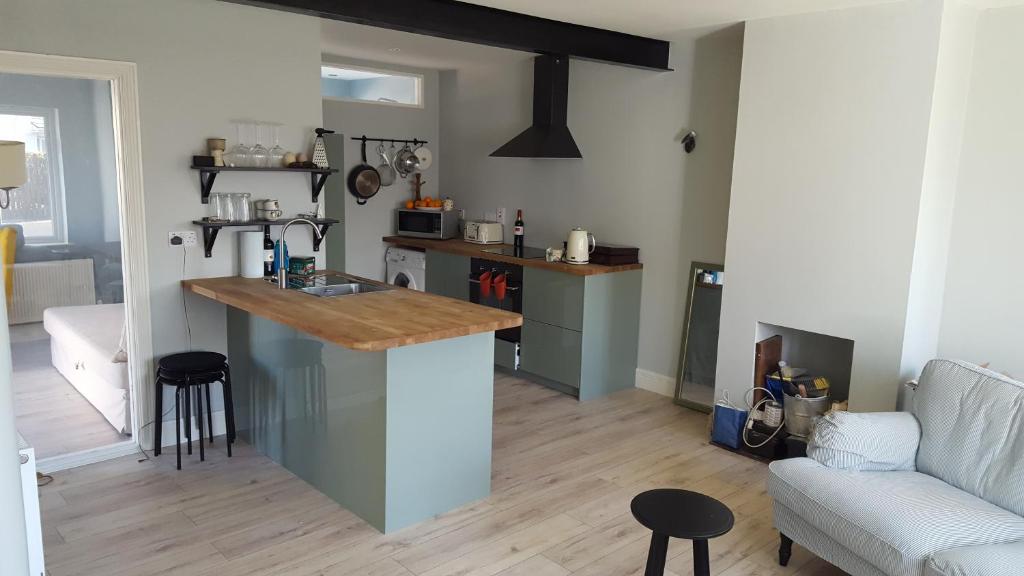 salon z kuchnią z blatem w obiekcie Our Holiday Home w mieście Enniscrone