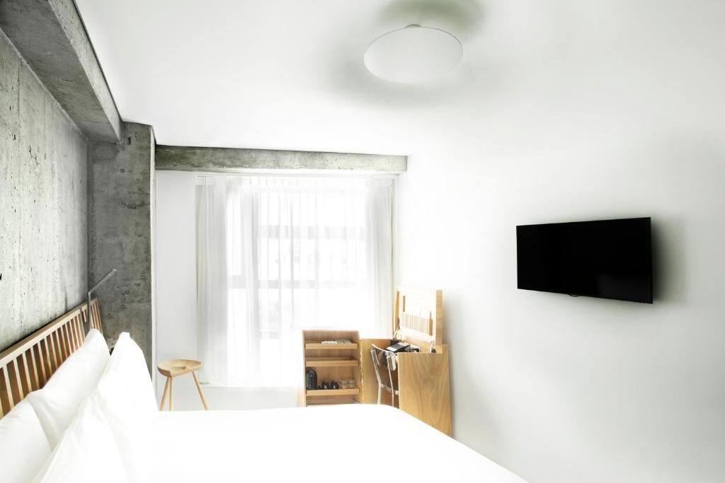 A television and/or entertainment centre at TUVE Hotel