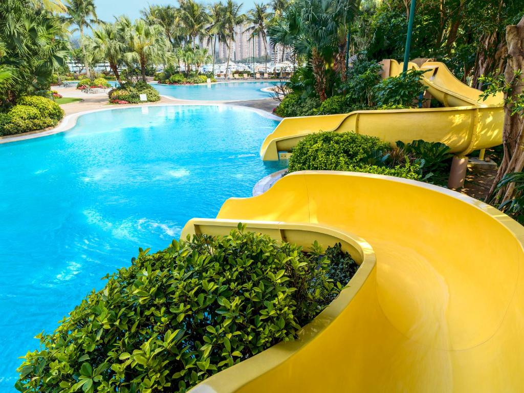 Piscina de la sau aproape de Hong Kong Gold Coast Hotel