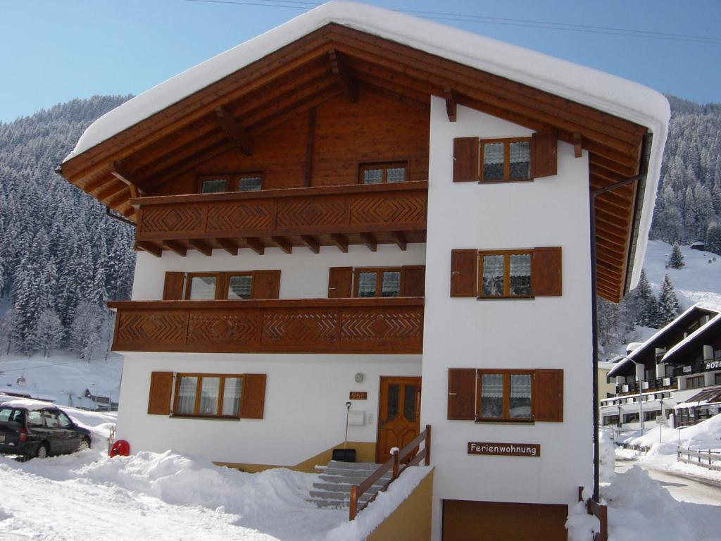 ein großes Gebäude mit Schnee auf dem Boden in der Unterkunft Ferienwohnungen Franz Pfeifer / Beatrice Roduner in Gaschurn