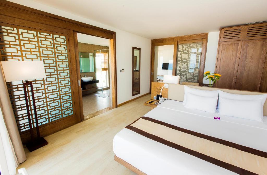 Premium Ocean Suite with Balcony and Bathtub