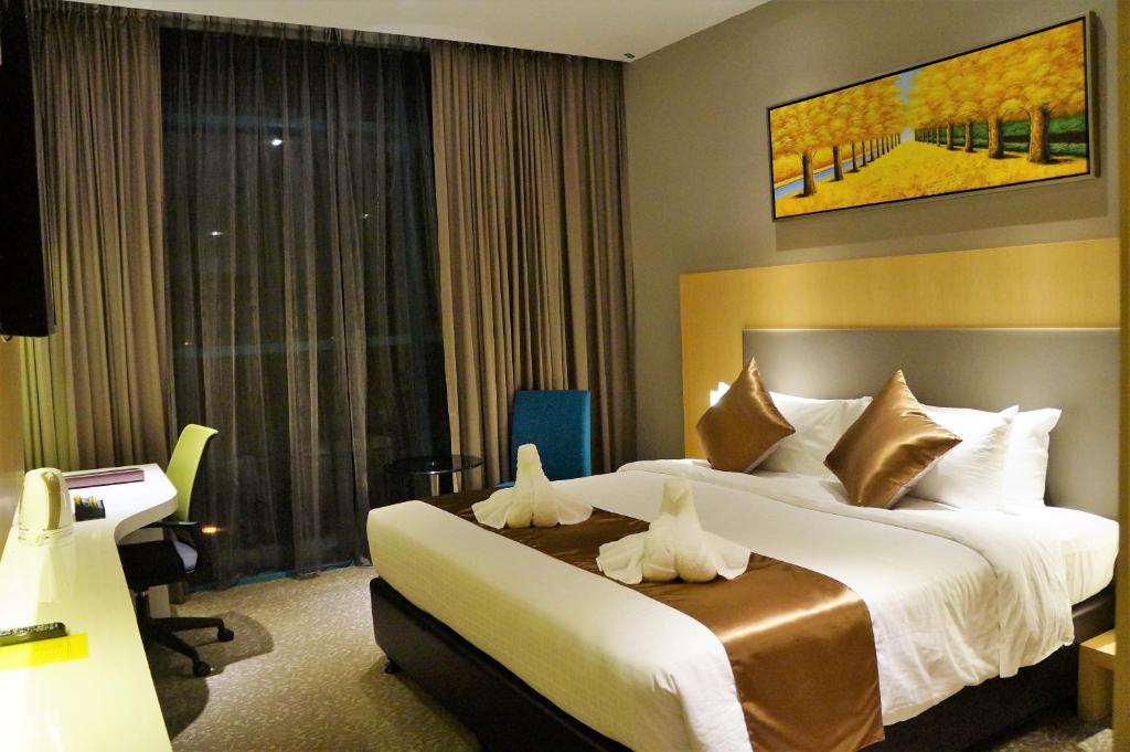 Postel nebo postele na pokoji v ubytování Greens Hotel & Suites