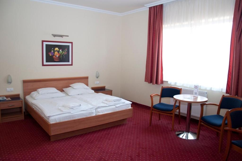 Ένα ή περισσότερα κρεβάτια σε δωμάτιο στο Hotel Paprika