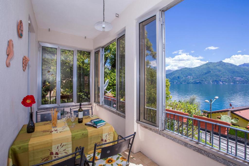 NobialloにあるNobiallo Fronte Lagoのテーブル付きの客室で、水辺の景色を望めます。