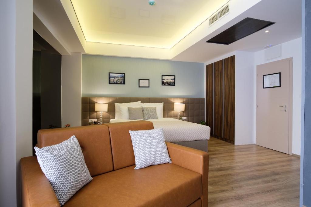 SL Industry Hotel - Deluxe King/Twin Room