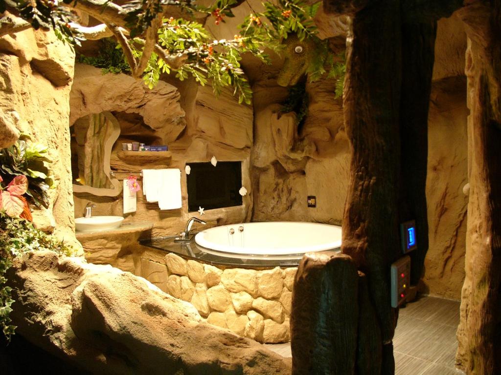 台南的住宿－慾望城市汽車旅館，大型石质浴室设有浴缸和水槽