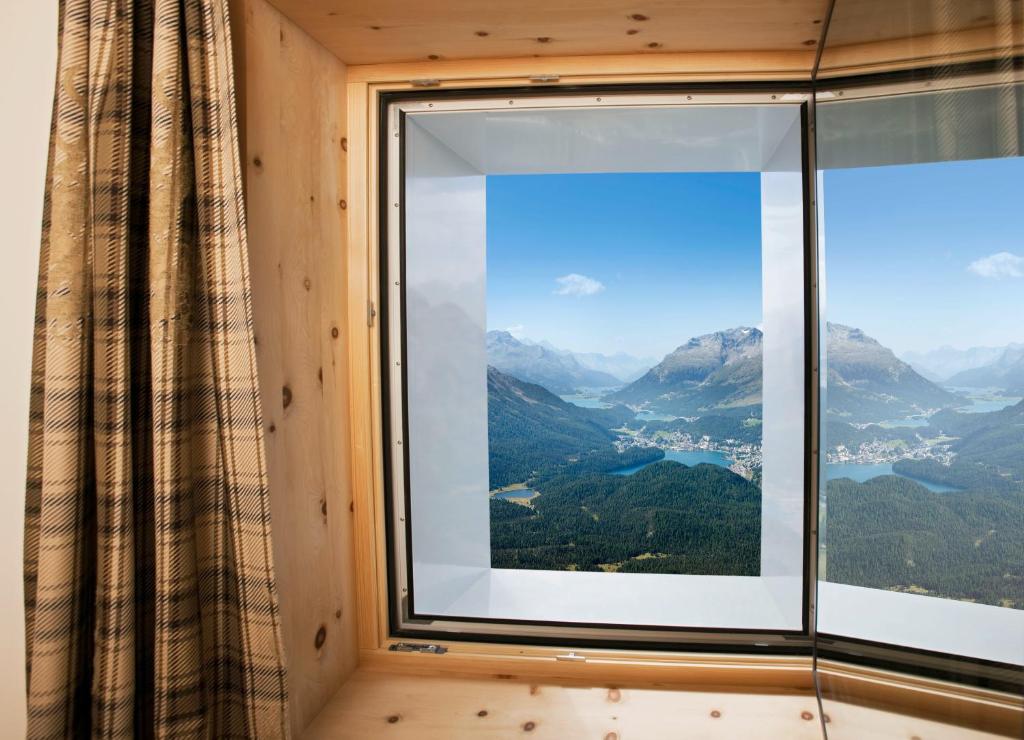 Nespecifikovaný výhled na hory nebo výhled na hory při pohledu z hotelu