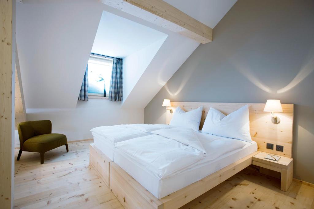 Postel nebo postele na pokoji v ubytování Romantik Hotel Muottas Muragl