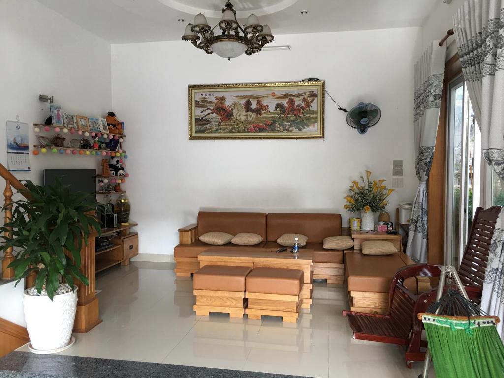 uma sala de estar com um sofá e uma mesa em Thom's Homestay em Vung Tau
