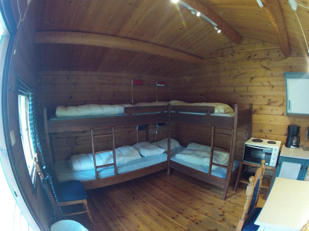 einen Blick über eine Hütte mit 3 Etagenbetten in der Unterkunft Valldal Camping in Valldal