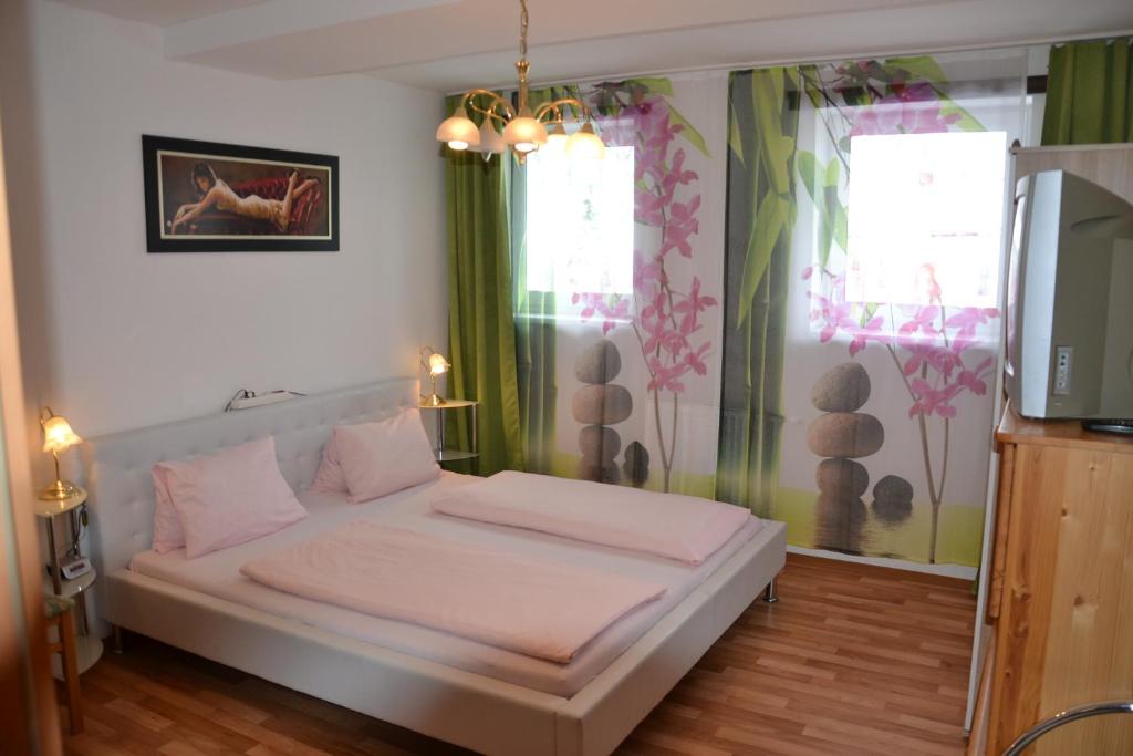 Postel nebo postele na pokoji v ubytování Gästehaus zur Post - Heritage Inn