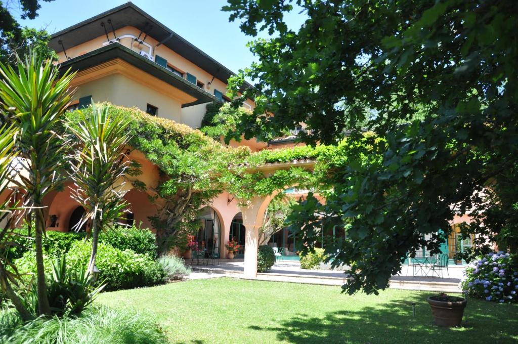 un edificio con un jardín delante de él en Hôtel Chantaco Golf & Wellness, en San Juan de Luz