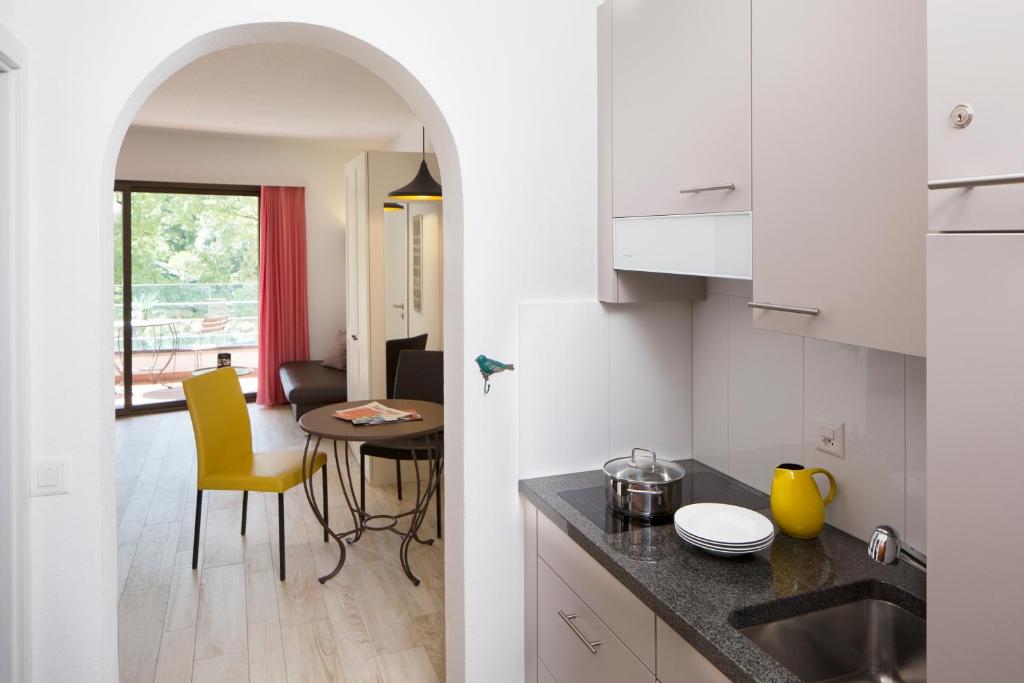 Kuchyň nebo kuchyňský kout v ubytování Aparthotel Al Lago