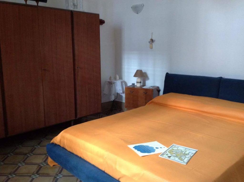 バーリにあるDimora Benedetta 2 0のベッドルーム1室(ベッド1台付)、木製キャビネットが備わります。