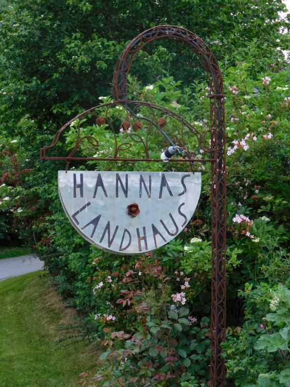 ein Schild, das Hamsterlandungen in einem Garten liest in der Unterkunft Hannas Landhaus in Jennersdorf