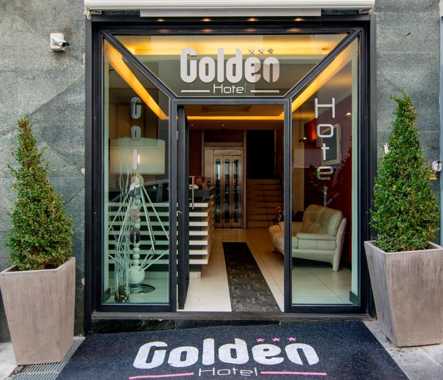 un negozio di coloco con porta a vetri di Golden Hotel a Napoli