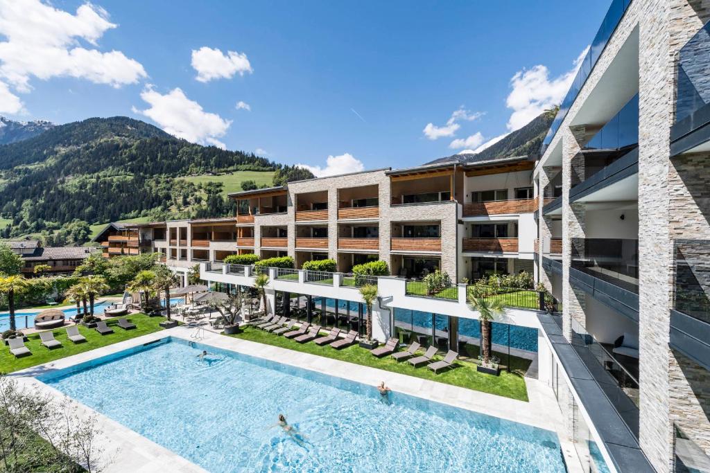 Bazén v ubytování Stroblhof Active Family Spa Resort nebo v jeho okolí