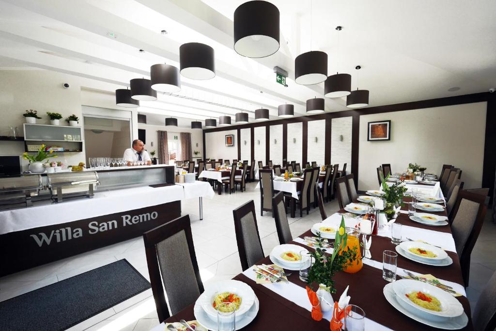 Reštaurácia alebo iné gastronomické zariadenie v ubytovaní Willa San Remo