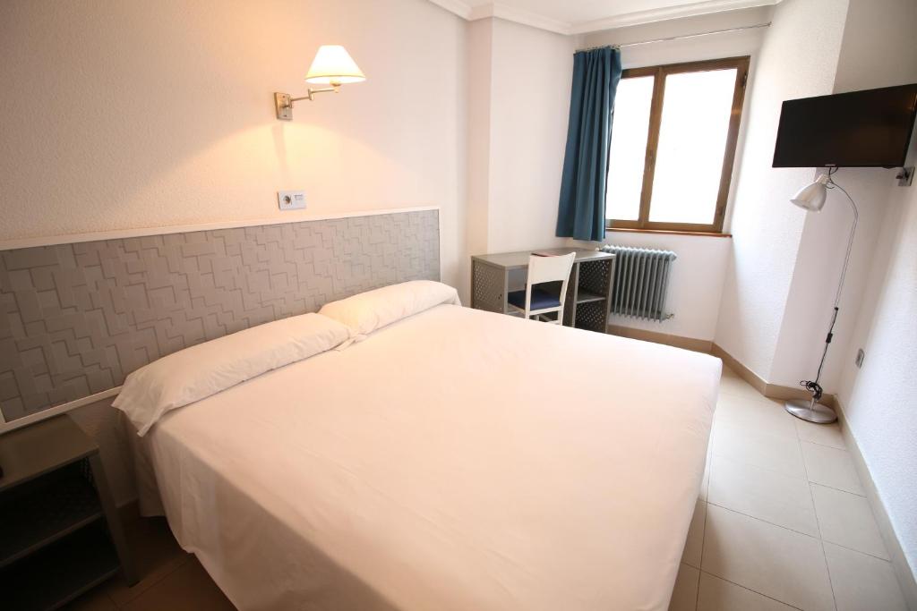 Postel nebo postele na pokoji v ubytování Hotel Alda Centro Palencia