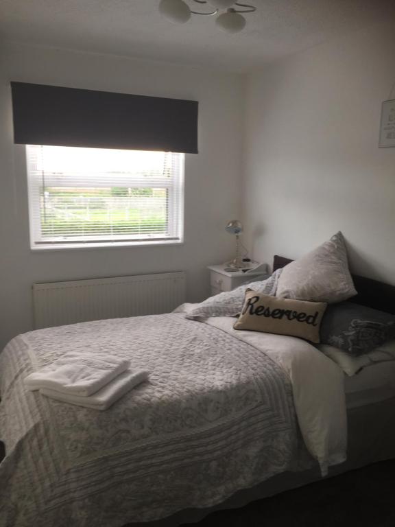 Llit o llits en una habitació de Southend Airport Bed & Breakfast