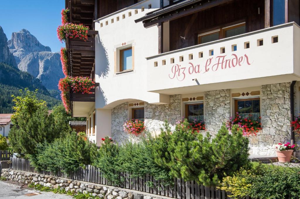 Nespecifikovaný výhled na hory nebo výhled na hory při pohledu z hotelu