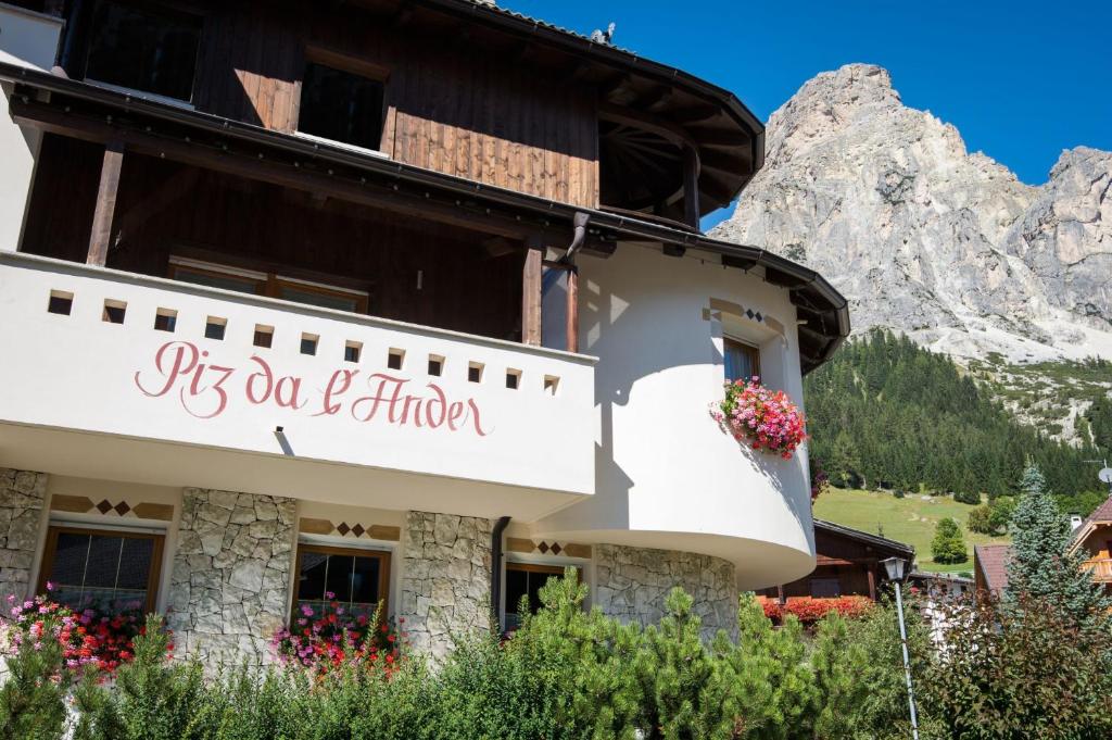 Nespecifikovaný výhled na hory nebo výhled na hory při pohledu z hotelu