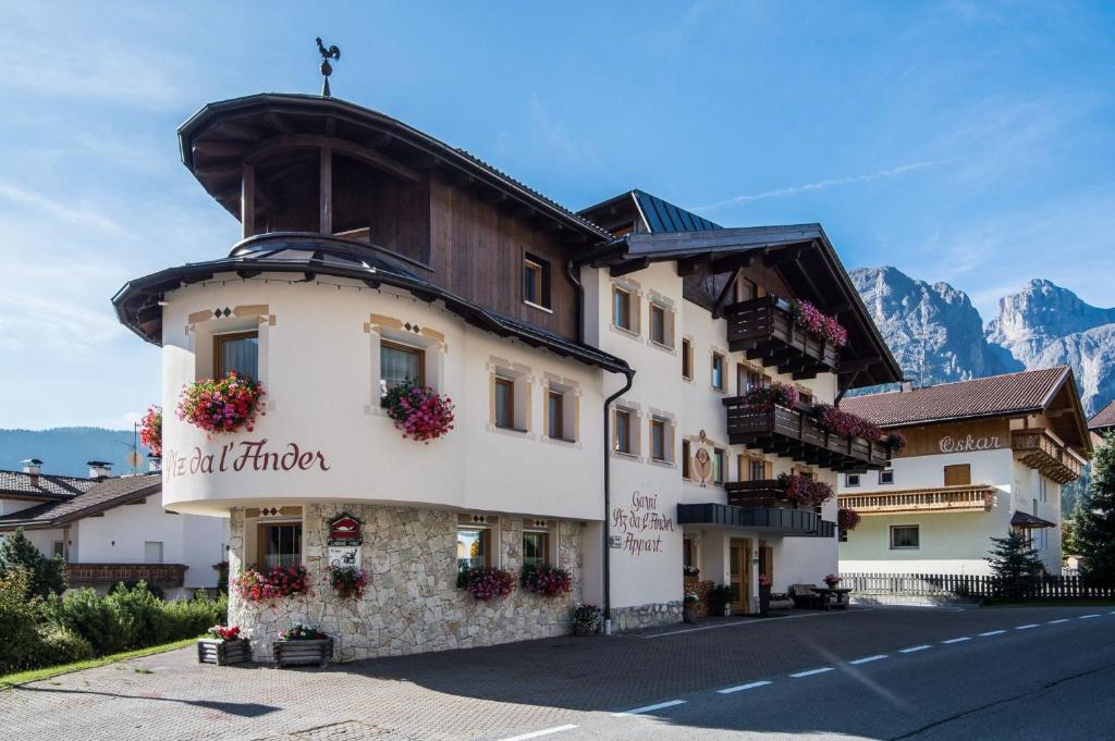 Nespecifikovaný výhled na hory nebo výhled na hory při pohledu z hotelu