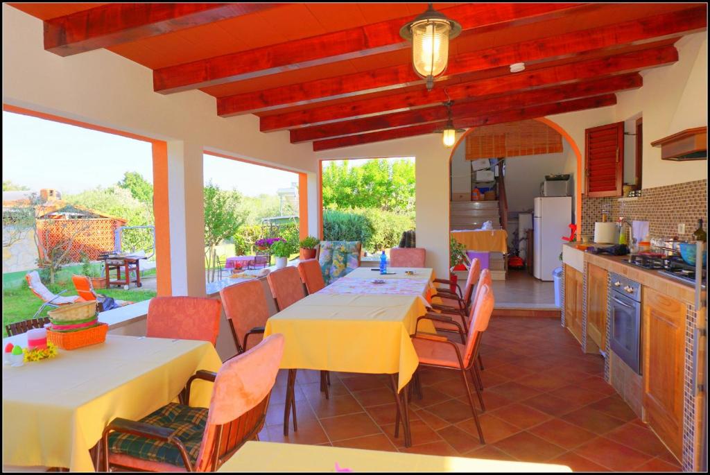 a kitchen and dining room with a table and chairs at Apartments Nives NB in Savudrija