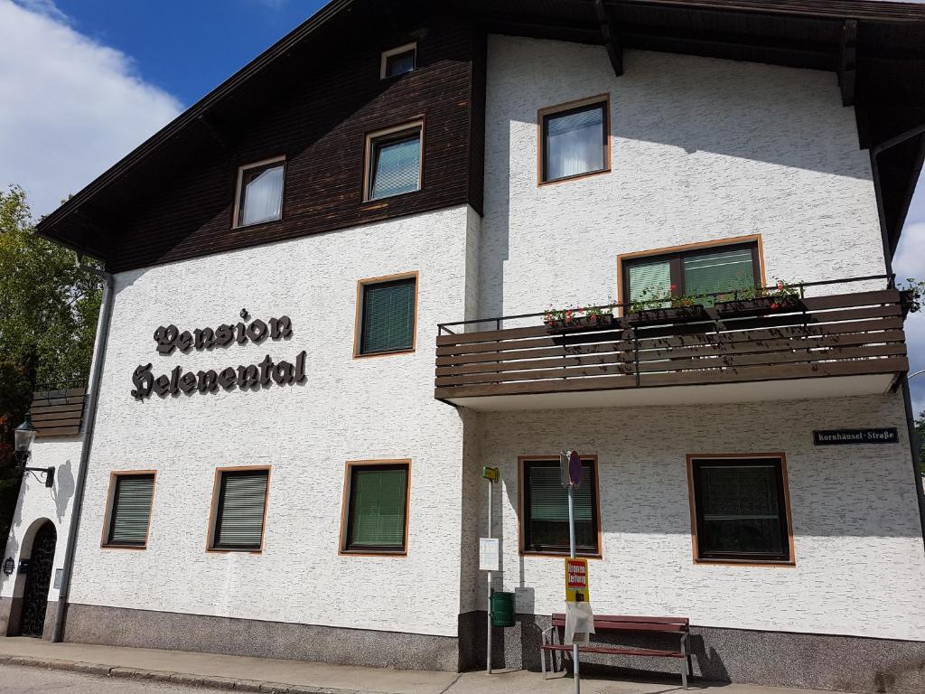 ein Gebäude mit einem Schild, auf dem CO2-Öko steht in der Unterkunft Helenental Pension & Apartments in Baden