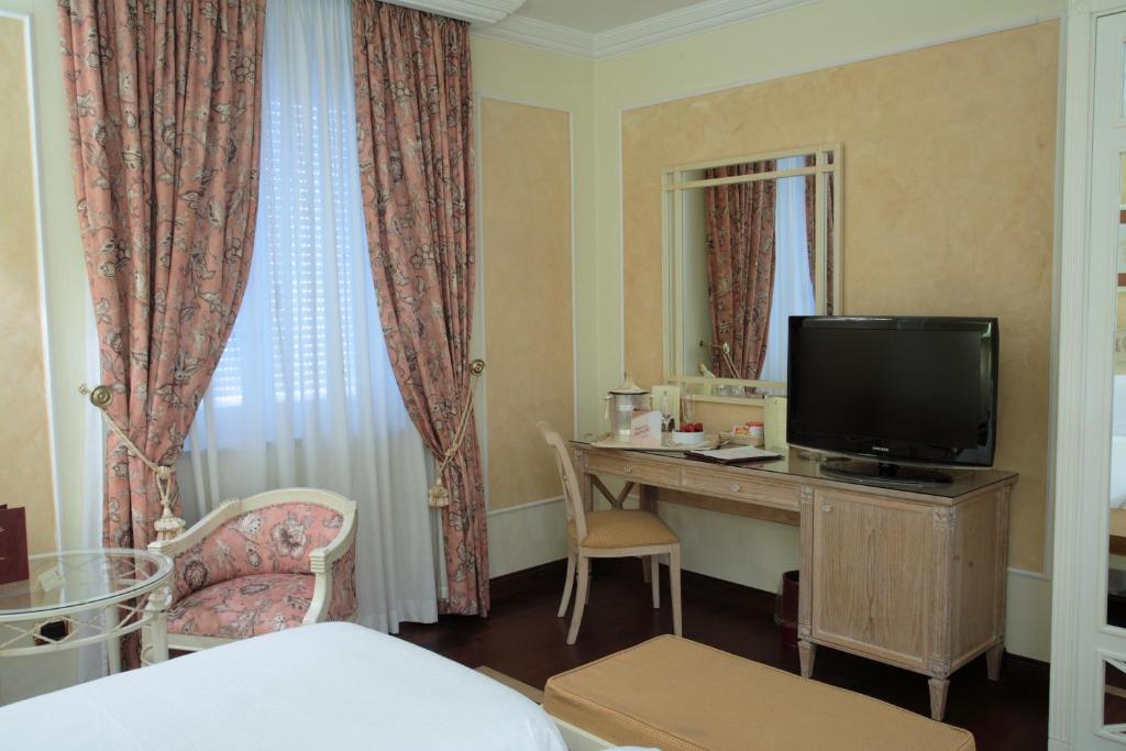 TV a/nebo společenská místnost v ubytování Palazzo Alabardieri