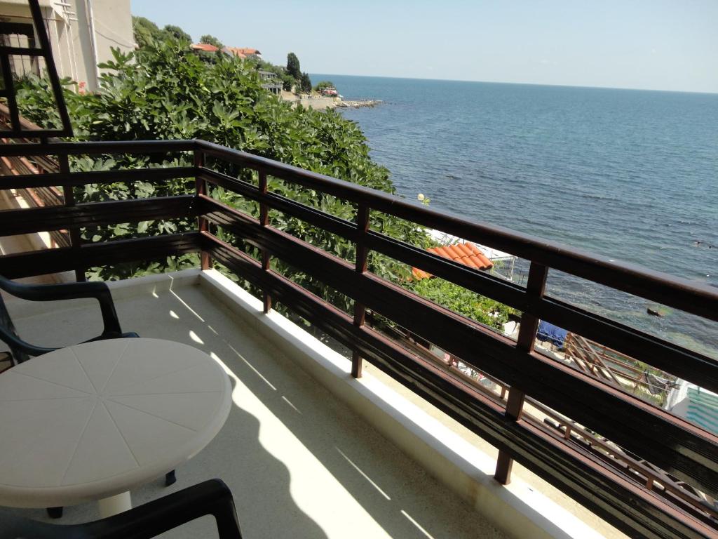balcón con mesa y vistas al océano en Apartments Anita, en Nesebar