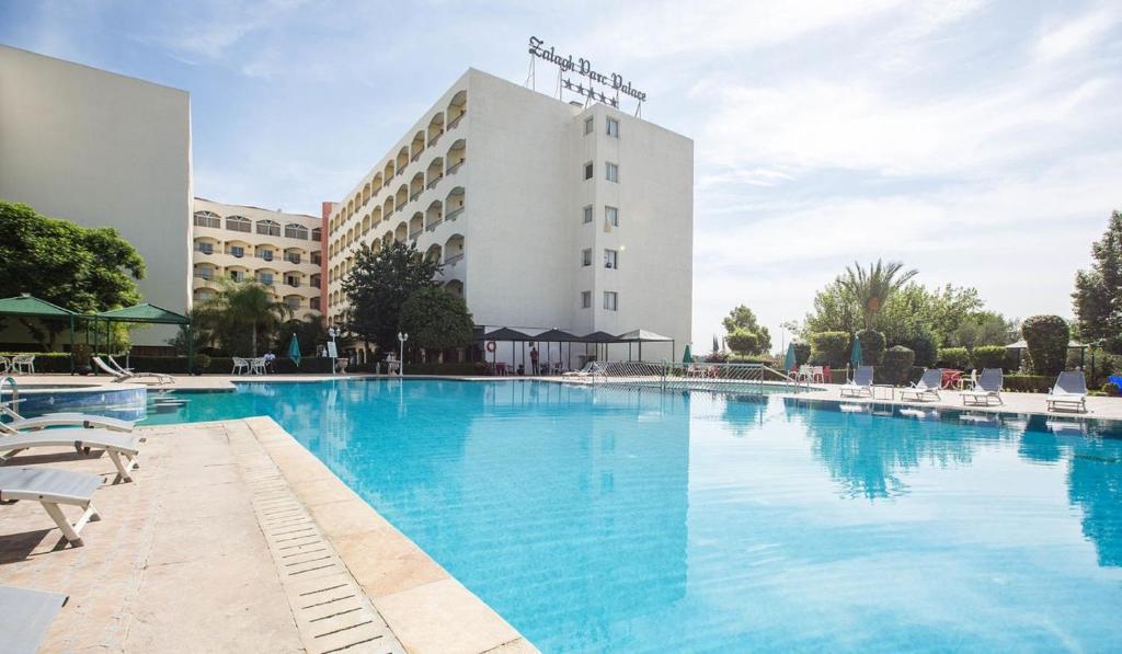 une grande piscine en face d'un hôtel dans l'établissement Zalagh Parc Palace, à Fès