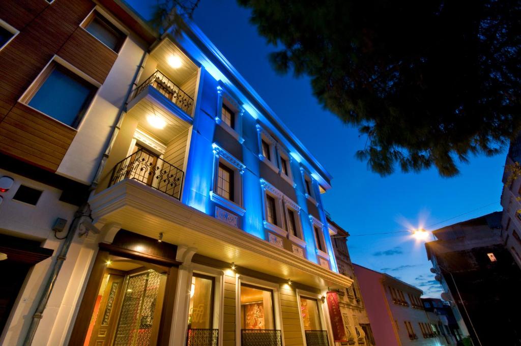 un edificio con luces azules por la noche en Ferman Hotel Old City -Special Category en Estambul