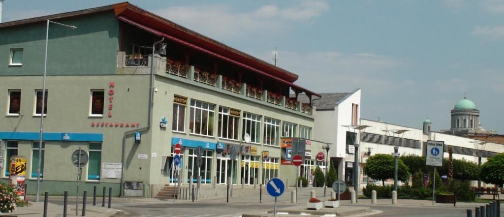 un edificio con gente en los balcones de una calle en Európa Penzión, en Štúrovo