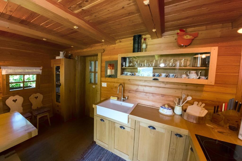 Kuchyň nebo kuchyňský kout v ubytování Glamping Savinja