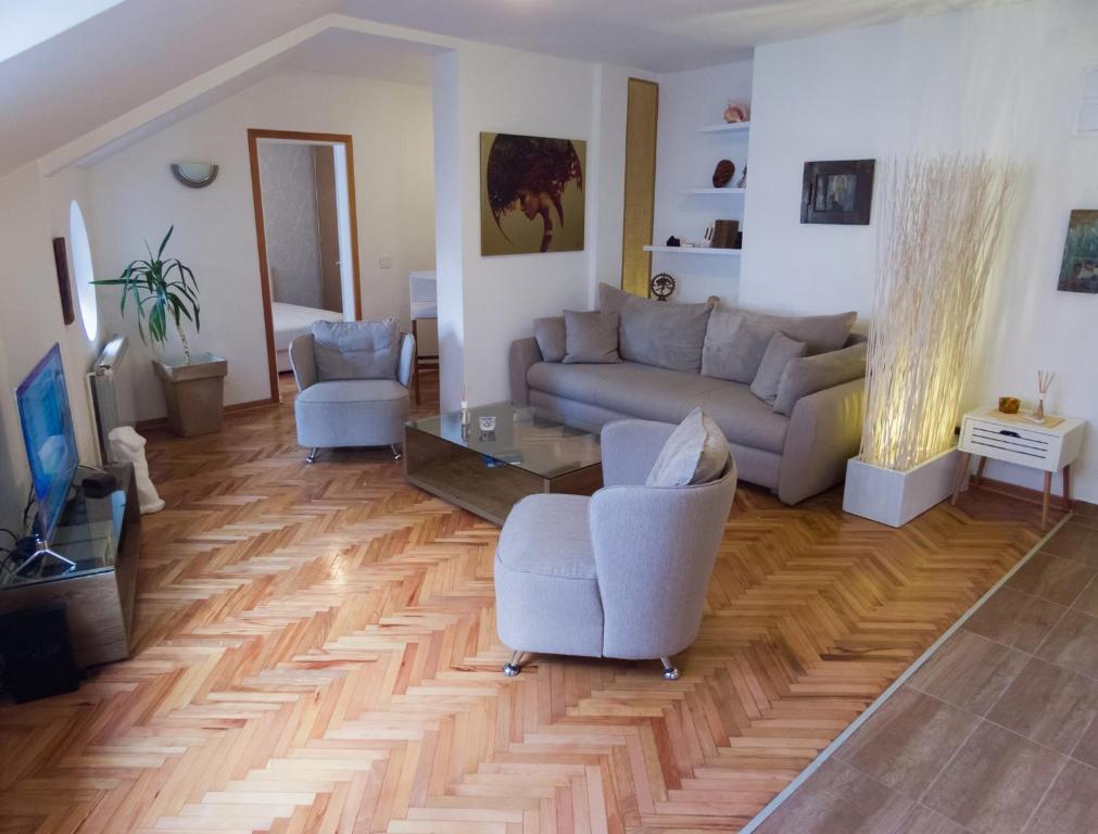 uma sala de estar com um sofá e uma mesa em Apartment Niš Center em Niš
