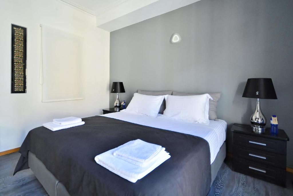 Posteľ alebo postele v izbe v ubytovaní Plaka Elegant Apartment