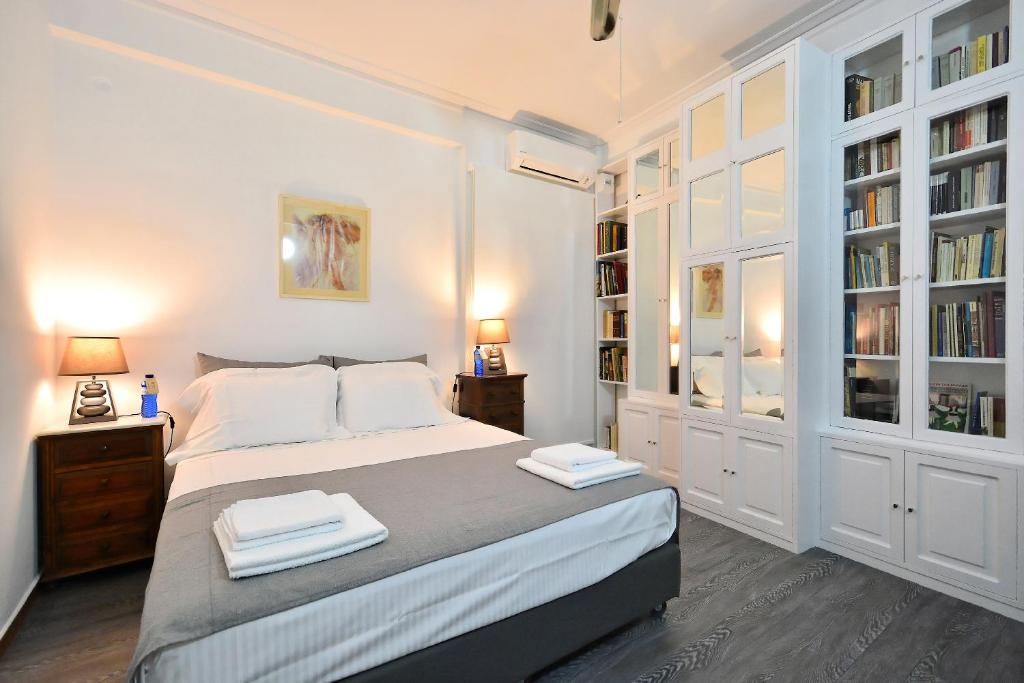 Posteľ alebo postele v izbe v ubytovaní Plaka Elegant Apartment