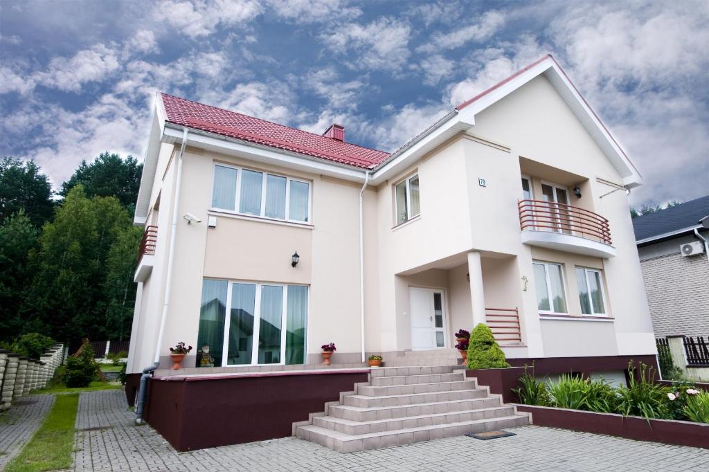 ein weißes Haus mit rotem Dach in der Unterkunft VGH accommodation services in Vilnius