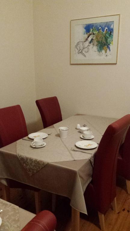 A seating area at Privatpension Lang