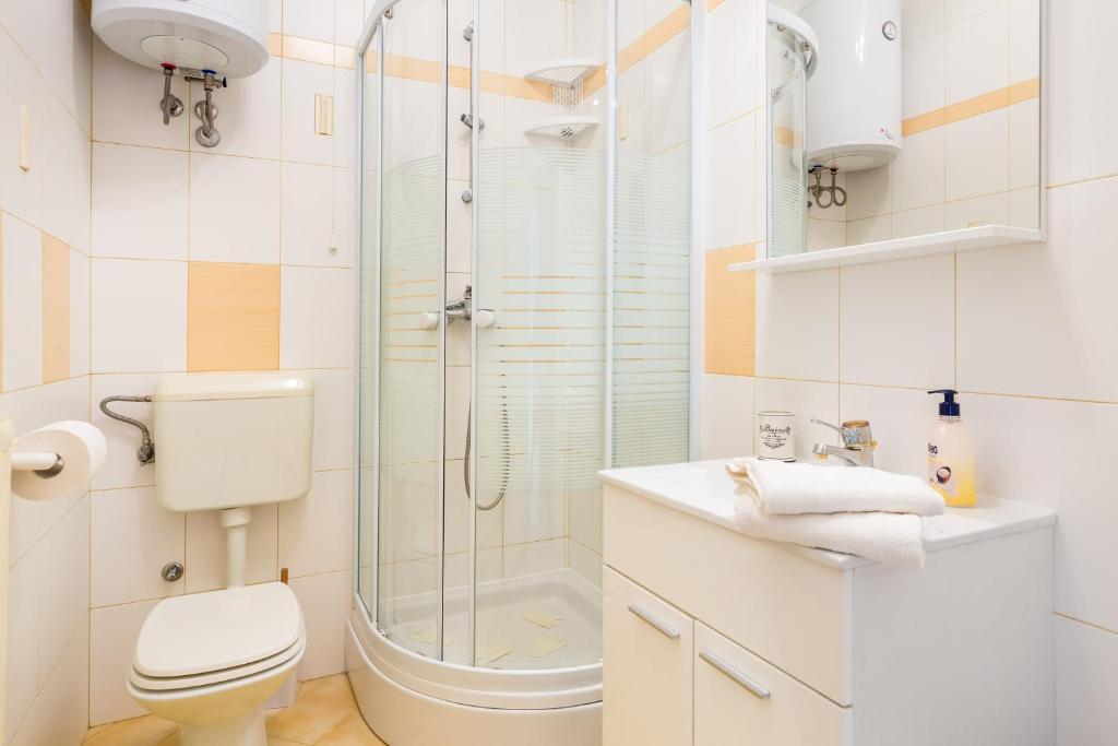 łazienka z prysznicem, toaletą i umywalką w obiekcie Villa Tomić Apartment Mia near the sea w mieście Opatija