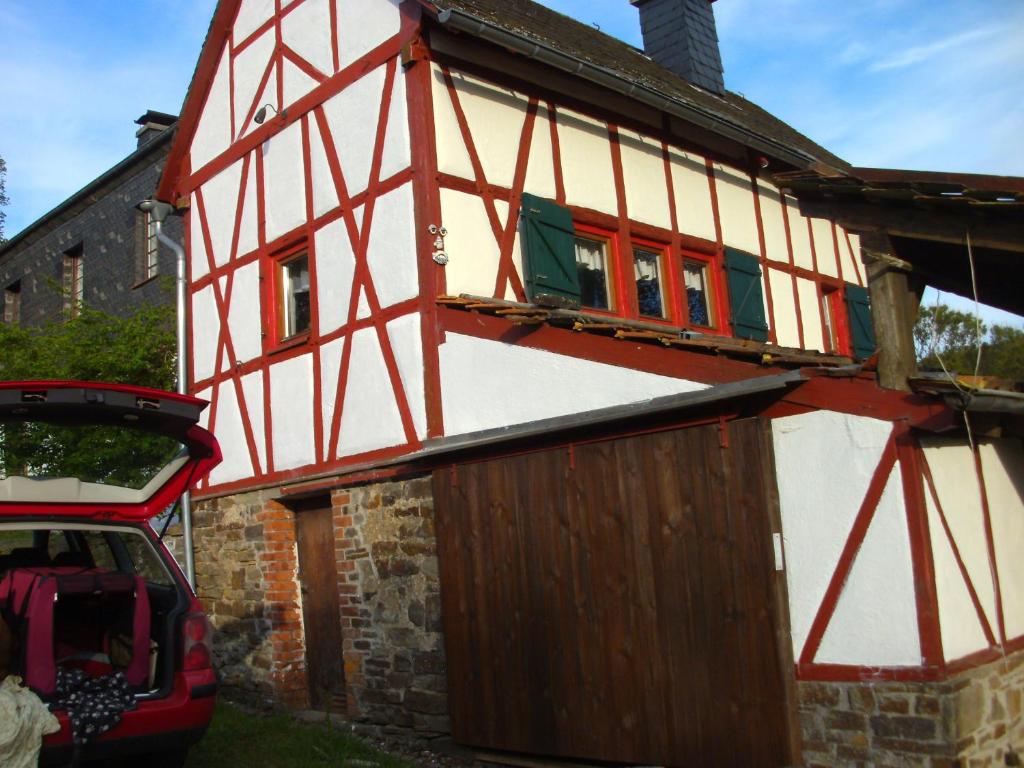 a house with a car parked in front of it at Zwergenschule in Wirft