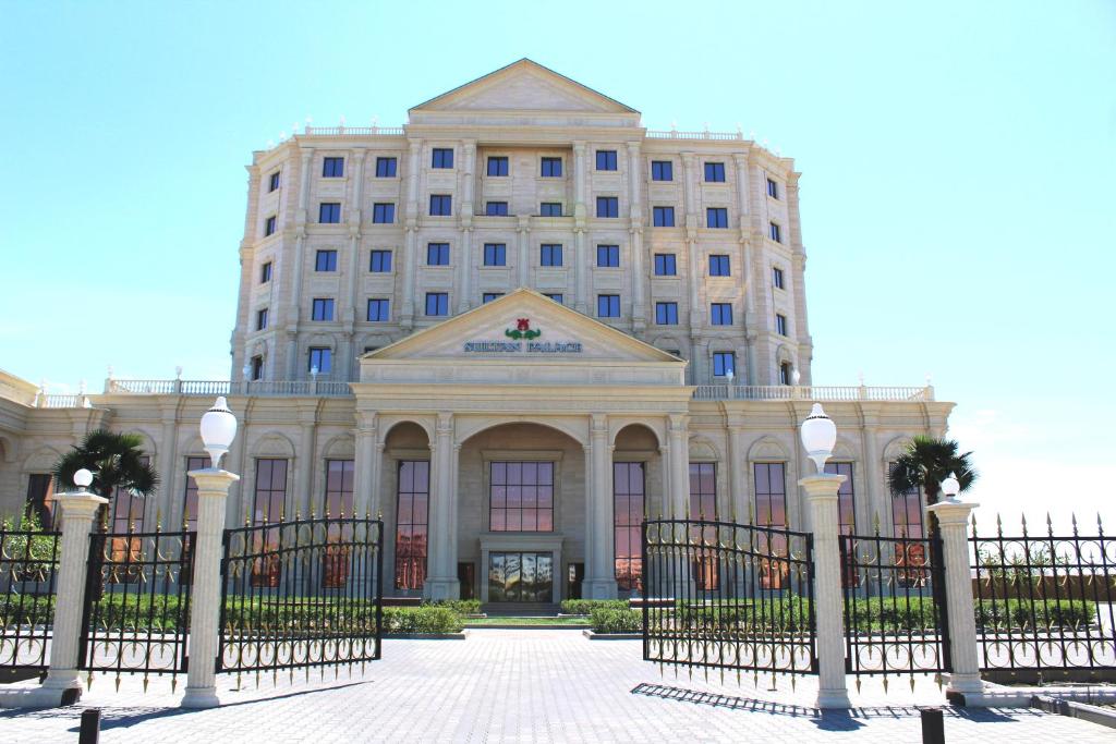 Sultan Palace Hotel في أتيراو: مبنى امامه سياج