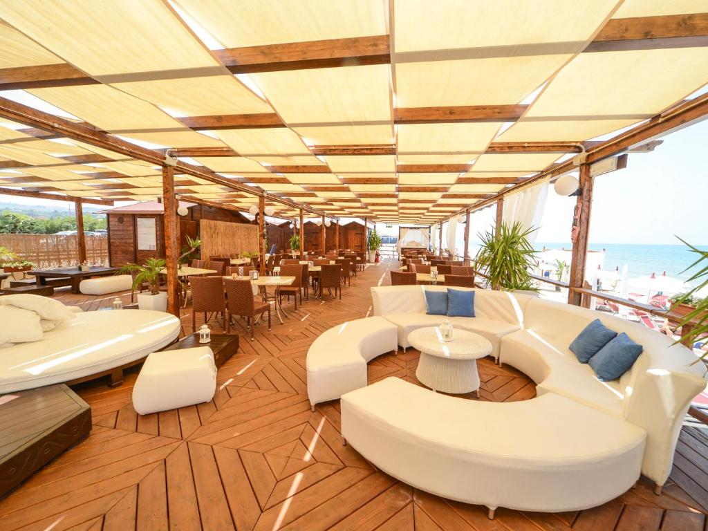 Restauracja lub miejsce do jedzenia w obiekcie Gelso Bianco Apartments