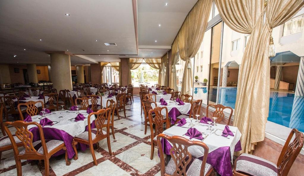 Bazén v ubytování Zalagh Parc Palace nebo v jeho okolí