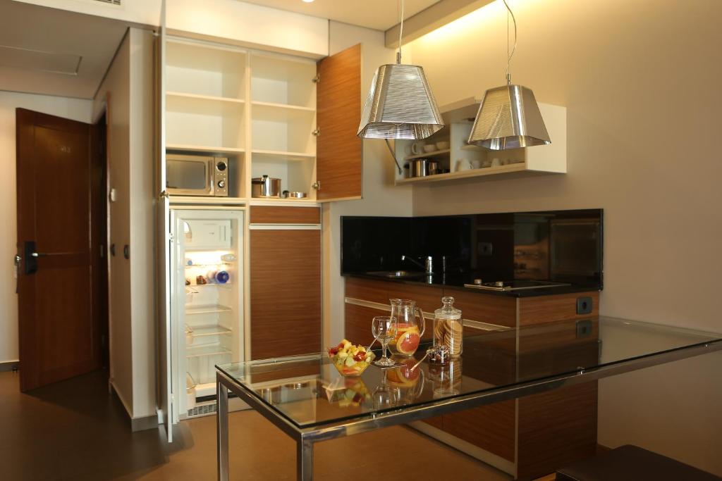Kuchyň nebo kuchyňský kout v ubytování ParkTower Suites
