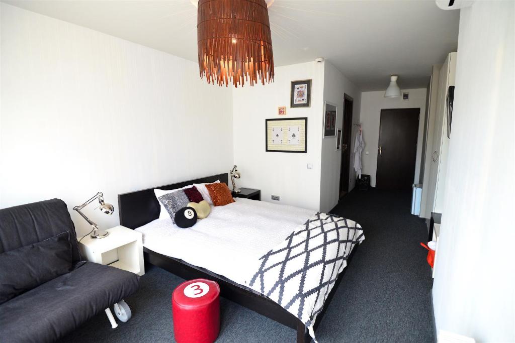 1 dormitorio pequeño con 1 cama y 1 sofá en Hotel Biscuit, en Cluj-Napoca