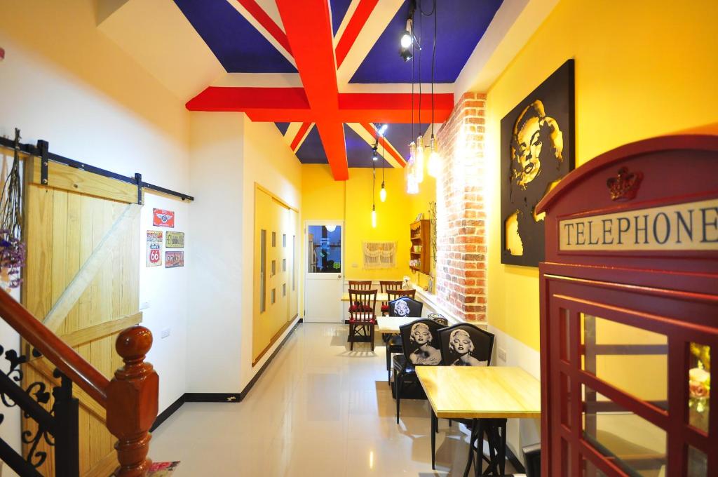 a restaurant with a british flag on the ceiling at Happy Orange Homestay in Dongshan