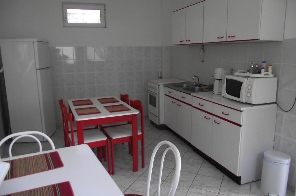 Kuchyň nebo kuchyňský kout v ubytování Radek Vendégház és Apartman
